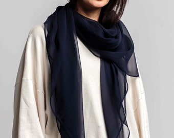 Grande écharpe en soie naturelle bleu foncé /Soie bleue/Fait à la main en Europe/Grande soie brillante luxueuse/Mélange Bleu foncé Light Stole Wrap Châle Cadeau