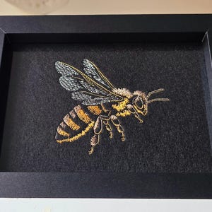 Machine Embroidered Buzzy Bee Box Frame 4x6&quot;