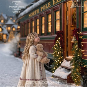 Puede incluir: Un niño con cabello rubio largo viste un vestido color crema de manga larga con bordados rojos y encaje, sosteniendo un oso de peluche marrón claro. La escena muestra un tren con la etiqueta NORTH POLE EXPRESS y ventanas iluminadas.