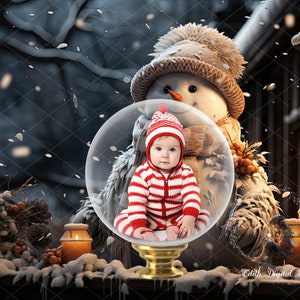 Pupazzo di neve con sovrapposizione di globo di neve, sfondo digitale natalizio, fotografia digitale di sfondo natalizio, sfera di cristallo incantata su finestra innevata