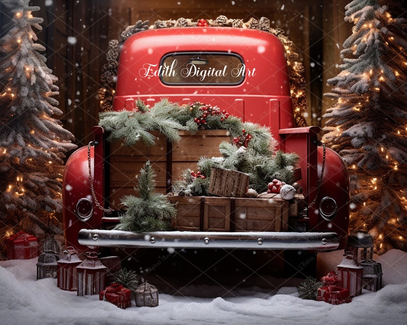 K&ouml;nnte beinhalten: Ein roter Vintage-Pickup-Truck, der mit einem Kranz, einer Girlande und Lichtern f&uuml;r Weihnachten geschm&uuml;ckt ist. Die Ladefl&auml;che des Trucks ist mit Holzkisten und Gr&uuml;n gef&uuml;llt. Der Truck steht vor einer verschneiten Kulisse mit zwei Weihnachtsb&auml;umen auf jeder Seite.