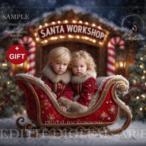 Op de afbeelding: Twee kinderen in rode fluwelen jassen met bontafwerking zitten in een decoratieve rode slee met gouden accenten. De slee staat op een besneeuwd oppervlak voor een Santa's Workshop-bord. De achtergrond bevat kerstbomen en zuurstokken.