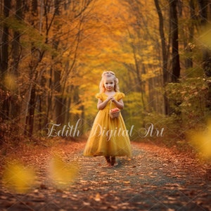 Może przedstawiać: Mała dziewczynka w żółtej sukience idzie ścieżką w lesie. Ścieżka jest pokryta opadłymi liśćmi. Dziewczynka niesie kosz jabłek.