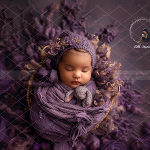 Puede incluir: Una recién nacida duerme en una cesta morada con un gorro de punto y un peluche. La cesta está rodeada de tela morada.