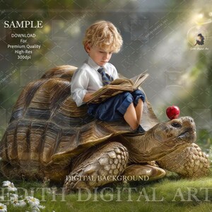 Puede incluir: Un niño con camisa blanca y pantalón corto azul lee un libro sentado sobre una gran tortuga. Una manzana roja descansa sobre la cabeza de la tortuga. La imagen tiene una calidad suave y onírica, con el texto "SAMPLE" y "DIGITAL BACKGROUND".