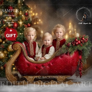 Puede incluir: Un fondo digital con tres niños en un trineo rojo adornado con vegetación y bayas. El trineo está situado frente a un árbol de Navidad con luces doradas y adornos. La imagen incluye el texto "SAMPLE" y "GIFT".