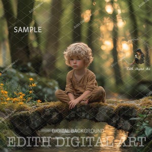 Könnte beinhalten: Ein kleines Kind mit blonden Haaren sitzt auf einer Steinbrücke über einem Bach in einem Wald. Das Kind trägt ein braunes Hemd und eine Hose. Der Wald ist üppig und grün, mit Sonnenlicht, das durch die Bäume fällt.