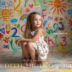 Puede incluir: Una niña pequeña con un vestido blanco con estampado floral rosa y verde se sienta en un taburete de madera frente a una pared cubierta de dibujos de tiza de colores. Los dibujos incluyen letras, números, flores y un sol.