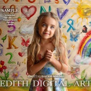 Könnte beinhalten: Ein junges Mädchen mit langen blonden Haaren steht vor einem bunten Hintergrund. Der Hintergrund zeigt einen Regenbogen, eine Sonne, Wolken und Buchstaben des Alphabets. Das Mädchen trägt ein Blumenkleid und hat ihre Hände vor sich gefaltet. Der Text "EDITH DIGITAL ART" befindet sich am unteren Rand des Bildes.