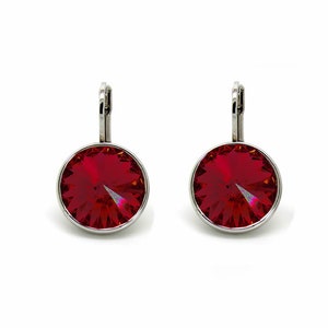 Normale ronde Bella rhodium-plated robijnrode oorbellen gemaakt met echte SWAROVSKI-kristallen