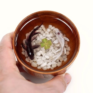 Yin Yang Koi Fisch Resin Art in Holzschale – Handbemaltes Koi Teich Gemälde im Ozean-inspirierten Stil