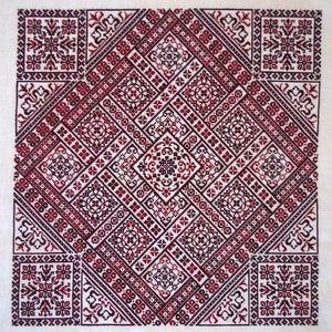 Puede incluir: Un patrón de punto de cruz con un diseño en forma de diamante en tonos rojos y negros. El patrón está formado por varias formas geométricas y motivos florales.