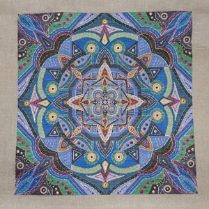 Puede incluir: Un patrón geométrico colorido con un esquema de colores azul, verde y morado. El patrón es simétrico y tiene una forma de estrella en el centro.