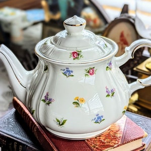 Darling Vintage Ceramic Sadler Three To Four Cup Lidded Teapot Decorated With Dainty Blue, Pink, Yellow & Purple Flowers - Made In England