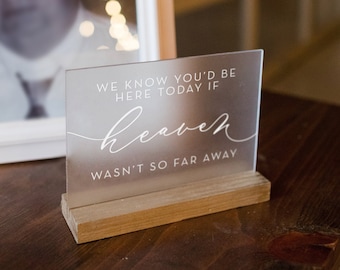 Op de afbeelding: Een mat acrylbord met een houten voet heeft de tekst "We know you'd be here today if heaven wasn't so far away".