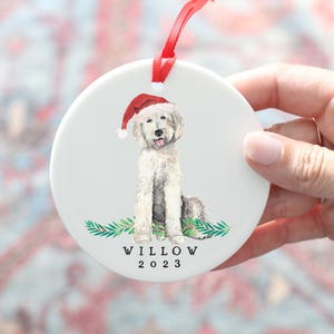 Aangepast krabbelornament – gepersonaliseerd keramisch hondenkerstornament, cadeau huisdierliefhebber, goldendoodle-aandenken, vakantiedecor, sheepadoodle