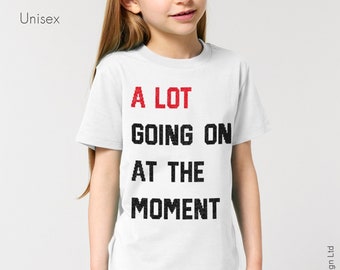TS Kids Slogan Camiseta orgánica Shinny Glitter Text Camiseta Camiseta Unisex Niños Niñas Niños Top para niños Mucho está sucediendo en el momento Tour Fan