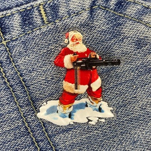 Carte de Noël Père Noël Mini Pistolet Acrylique Pin Badge Épinglette Badge Broche Coloré En Plastique Rétro Père Noël St. Nick Merry Happy Epic