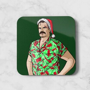 Puede incluir: Un posavasos cuadrado verde con una ilustración de dibujos animados de un hombre que lleva un gorro de Navidad rojo y blanco y una camisa con estampado verde y rojo. El hombre tiene bigote y barba.