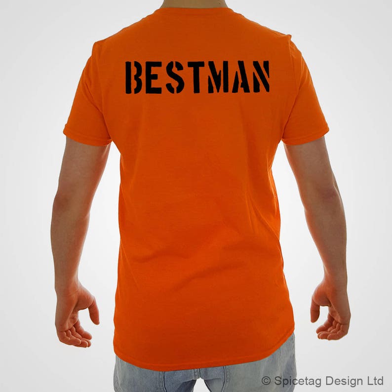 Puede incluir: Camiseta naranja con la palabra "BESTMAN" impresa en negro en la espalda.