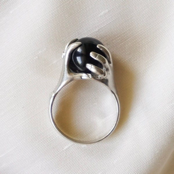 CHARLES JOURDAN - Bague vintage en argent mains portant une bille d'onyx noire, années 1980 - Taille 52 fr