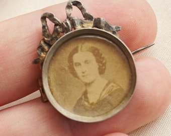 Broche antiguo para sujetar fotografías, antiguo marco de fotos victoriano con broche de alfiler con cierre en forma de C, circa 1900, joya de luto coleccionable.