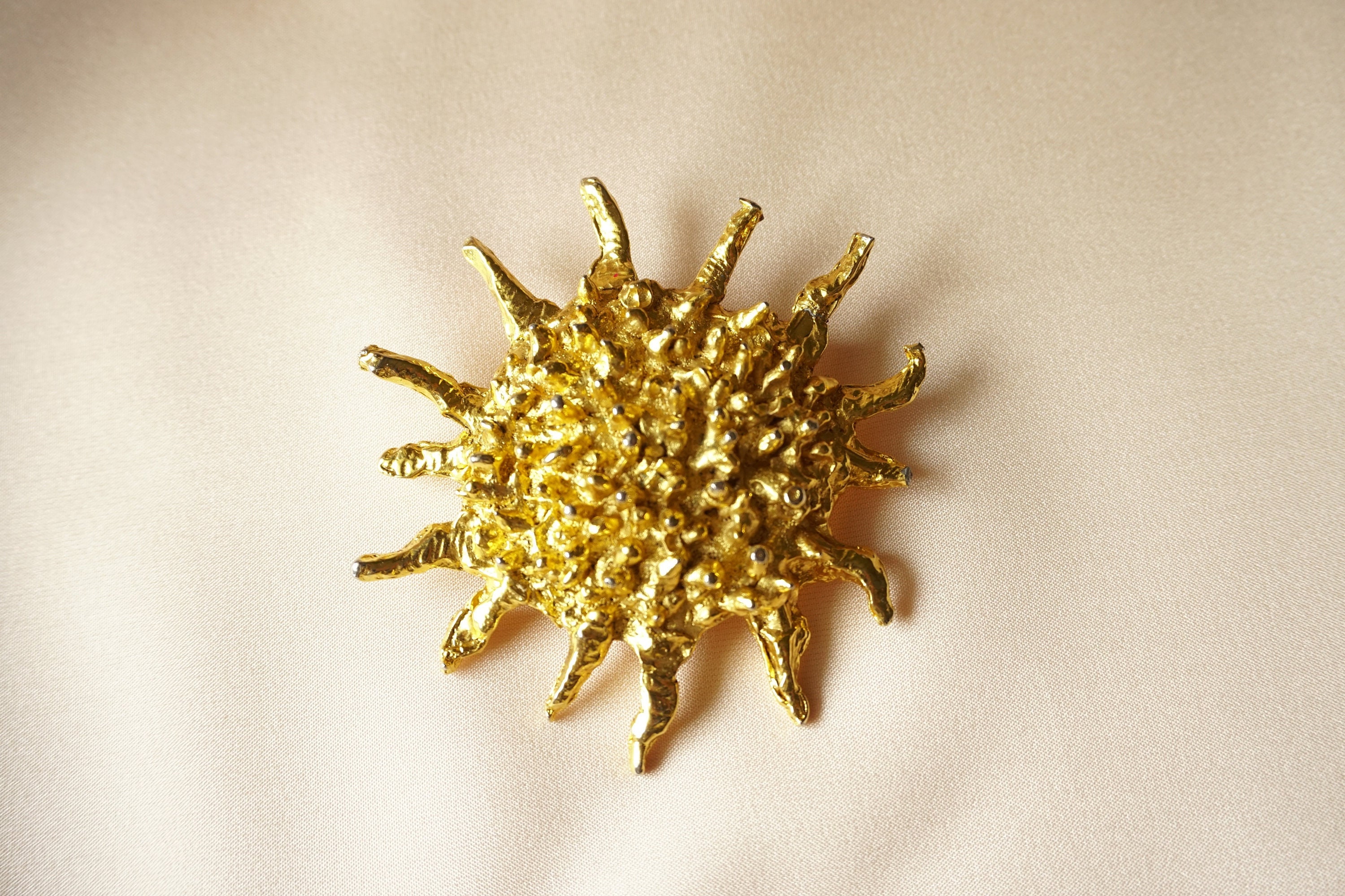Broche Soleil Vintage Signée Linda Hattab - Métal Doré, Taille Oversize, Occasion