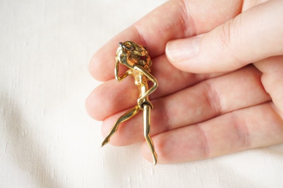 Gold-plated dying earrings Rares! Design by Julian Snelling 3 women hanging from a ring Charles Jourdan 1980/'s