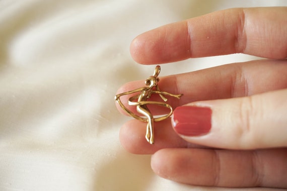 Gold-plated dying earrings Rares! Design by Julian Snelling 3 women hanging from a ring Charles Jourdan 1980/'s
