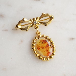 Vintage Princess Diana brooch - Lady Di charm - Princess of Wales - vintage dangling brooch - Royal Family kitsch souvenir