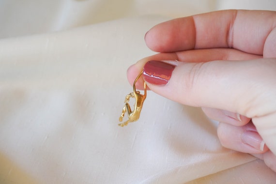 Gold-plated dying earrings Rares! Design by Julian Snelling 3 women hanging from a ring Charles Jourdan 1980/'s