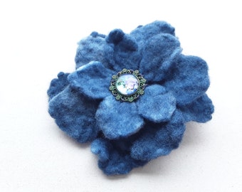 Broche de flores de fieltro hecho a mano de 4 1/4", pin en azul oscuro, regalo, presente