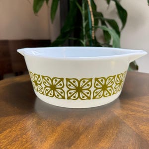 Caçarola Pyrex Verde Square Flowers, redonda, sem tampa, 2-1/2 litros, branca e verde