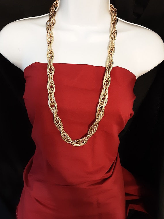 Chain-links Oval Necklace Goldtone, Unsigned, Vint