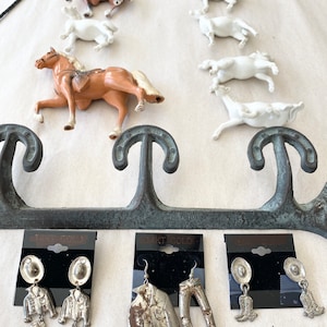 Western Sammlerstücke, Pferde Porzellan, Ohrringe, Hufeisen Messing Wandhalter, für Projekte, Wanddekoration, Reiterponies, Ranch Hanger