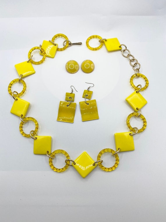 Yellow 70s Chain Belt with Square and Round Plasti