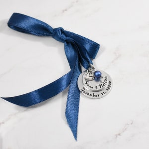Personalisierter Hochzeitsstrauß-Charm, handgestempelter Blumenstrauß-Charm, etwas blaues Hochzeitsgeschenk, etwas blaues Charm, personalisierter Blumenstrauß-Charm Navy blue