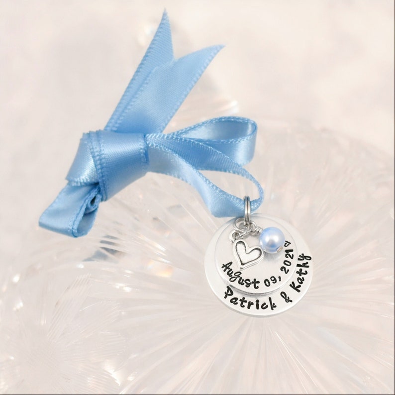 Personalisierter Hochzeitsstrauß-Charm, handgestempelter Blumenstrauß-Charm, etwas blaues Hochzeitsgeschenk, etwas blaues Charm, personalisierter Blumenstrauß-Charm Bild 1
