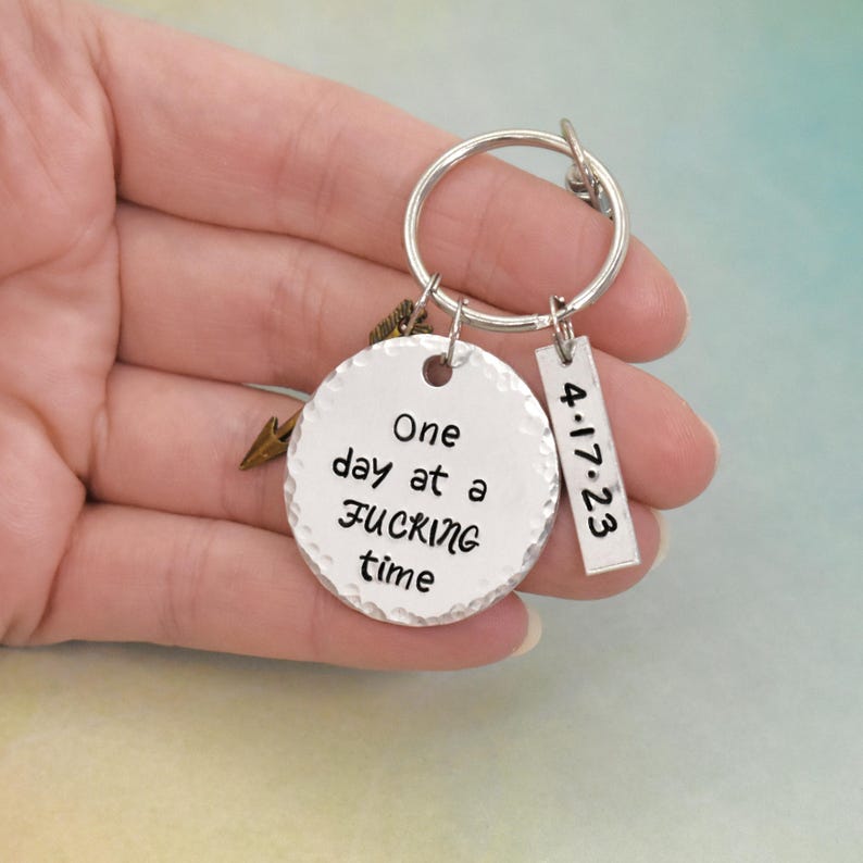 Porte-clés drôle d'anniversaire de rétablissement, Un jour à la fois, cadeau de sobriété, rétablissement de dépendance image 1