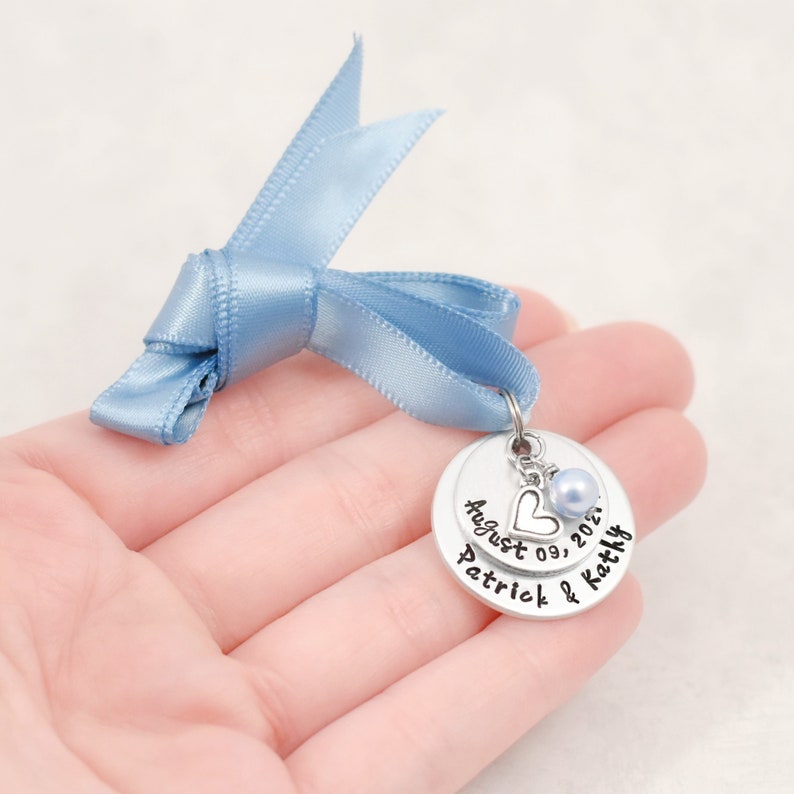Personalisierter Hochzeitsstrauß-Charm, handgestempelter Blumenstrauß-Charm, etwas blaues Hochzeitsgeschenk, etwas blaues Charm, personalisierter Blumenstrauß-Charm Light blue