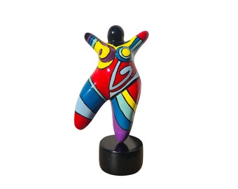 Statue de femme ronde "Nana danseuse", en résine multicolore. Hauteur 26 centimètres avec le socle