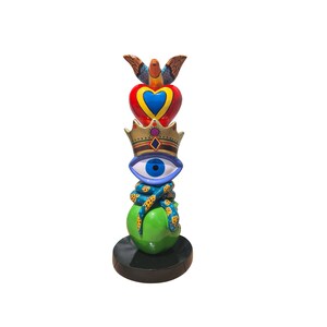 Scultura totem &quot;Lucky Charm&quot; mela, serpente, occhio, corona, cuore e uccello. Altezza 30 cm, resina multicolore. Decorazione Laure TERRIER