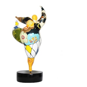 Statue de femme ronde "Nana danseuse", en résine multicolore. Hauteur 28 centimètres avec le socle