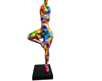 Très grande statue de femme ronde "Nana danseuse" en résine multicolore. modèle "Mosaïque" par Laure Terrier. Hauteur 120 centimètres
