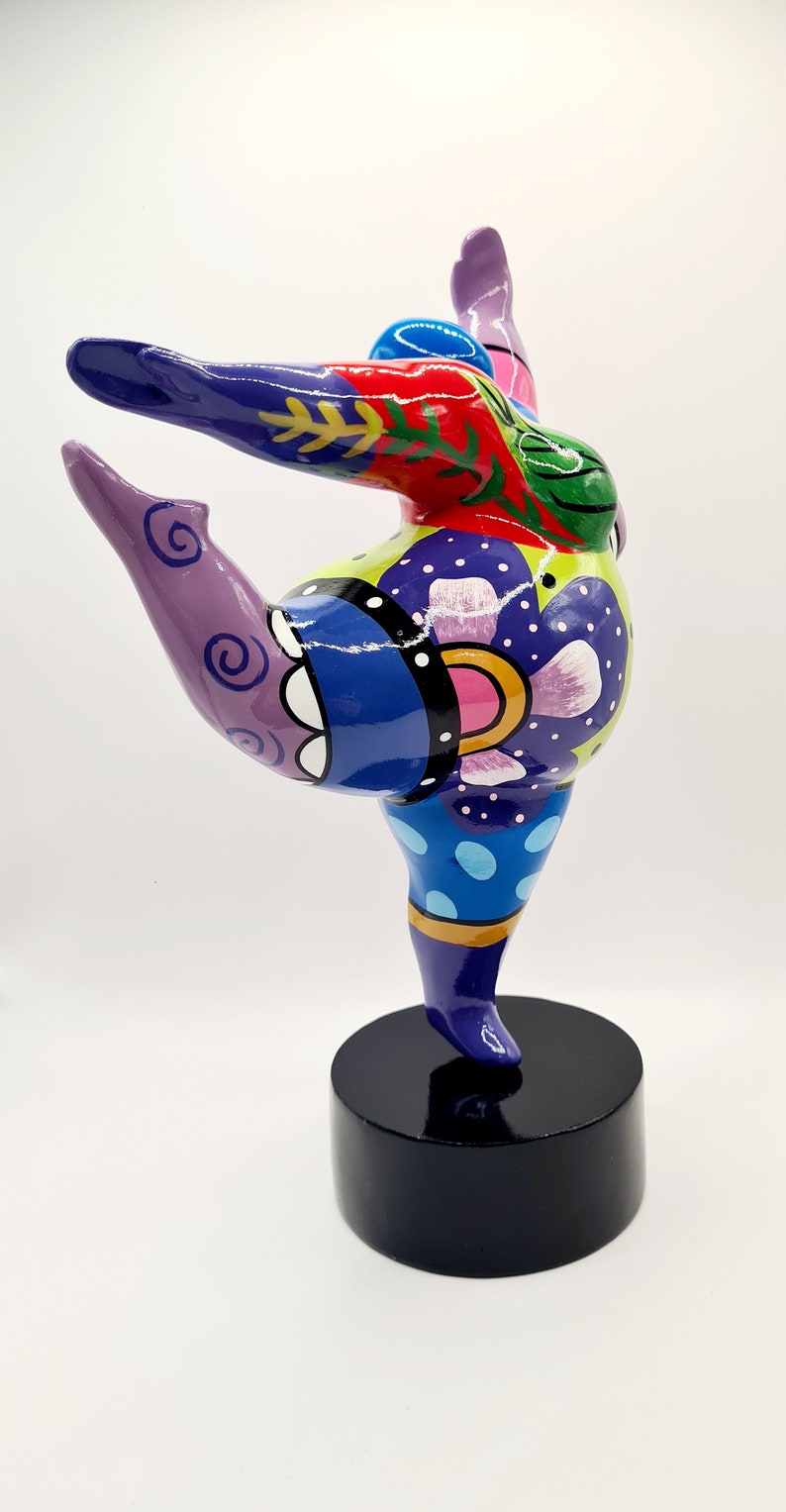 Statue de femme ronde Nana danseuse, en résine multicolore. Hauteur 28 centimètres avec le socle image 4