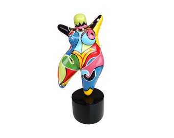 Statue de femme ronde "Nana danseuse", en résine multicolore. Hauteur 26 centimètres avec le socle