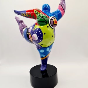 Statue de femme ronde Nana danseuse, en résine multicolore. Hauteur 28 centimètres avec le socle image 1