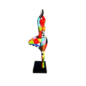 Estátua enorme de uma mulher redonda "Nana Dancer" em resina multicolorida. Modelo "Mina" de Laure Terrier. Altura 120 centímetros.