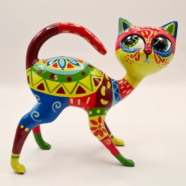 Statue de chat mexicain "Dia de Muertos", en résine multicolore. Longueur 14 centimètres. Peint à la main