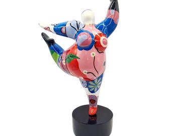 Statue de femme ronde "Nana danseuse", en résine multicolore. Hauteur 38 centimètres avec le socle